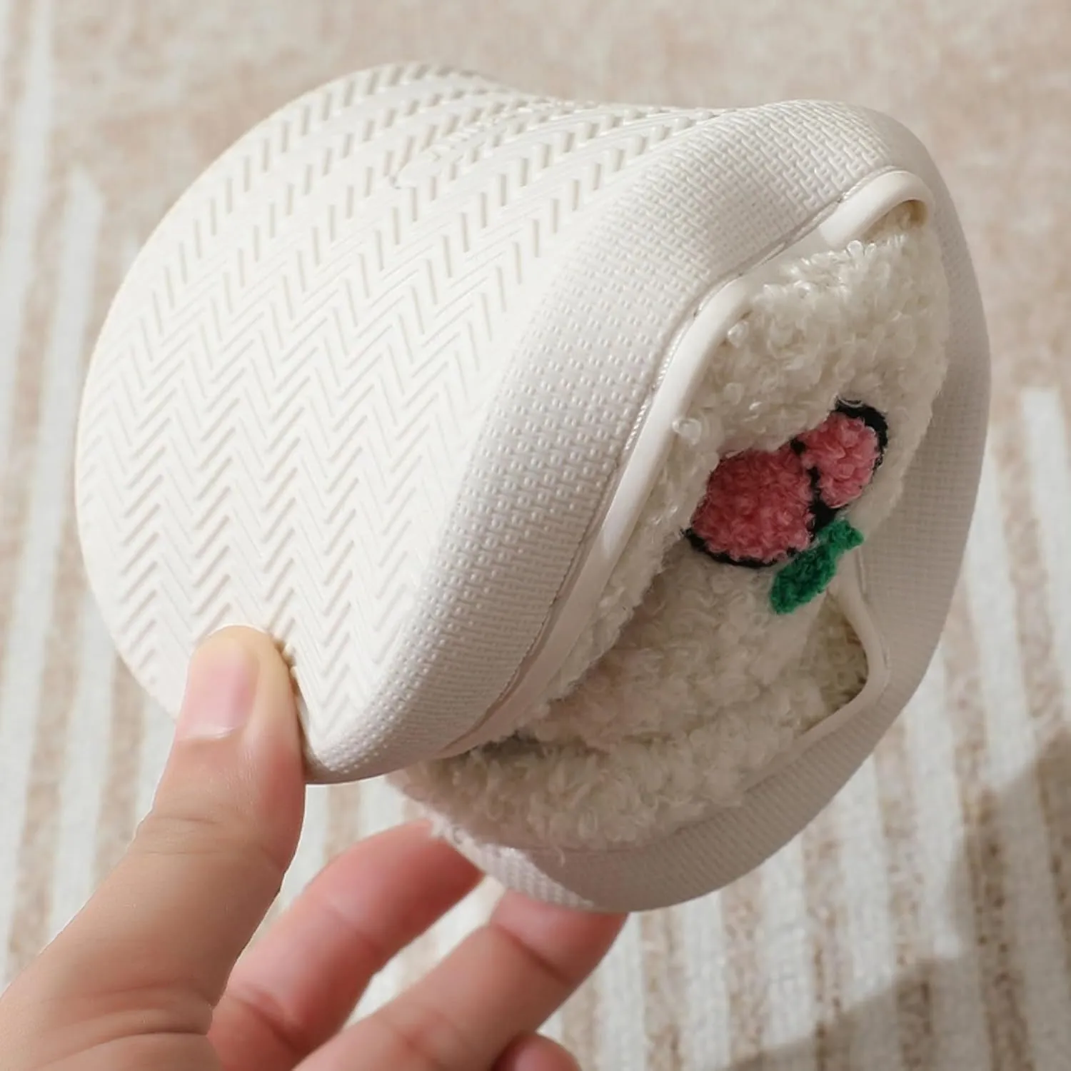 Strawberry Slippers for Women Men Indoor Comfy Cute Couple Plush Warm Home Slippers Slides Winter Cozy Soft Non Slip House Bedroom Outdoor Shoes Slip On Fuzzy Slippers